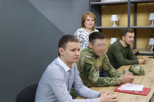 Апаста волонтерлар хәрби-контрактчы егет Салават Мингалиев белән очраштылар