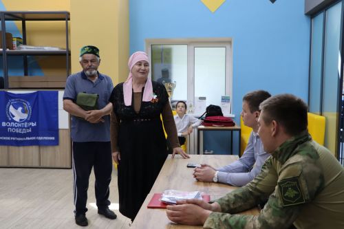 Апаста волонтерлар хәрби-контрактчы егет Салават Мингалиев белән очраштылар