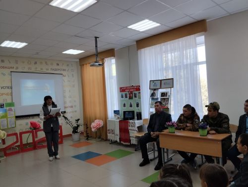 Кызыл Тау мәктәбе укучылары батыр якташлары белән тынычлык агачы төзеделәр