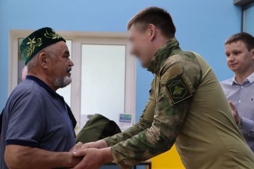Апаста волонтерлар хәрби-контрактчы егет Салават Мингалиев белән очраштылар