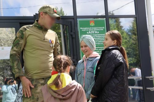 Апаста волонтерлар хәрби-контрактчы егет Салават Мингалиев белән очраштылар