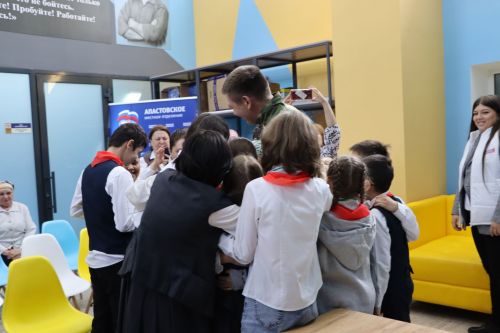 Апаста волонтерлар хәрби-контрактчы егет Салават Мингалиев белән очраштылар
