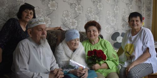 Гөлсинә әби Гомәрова гомерен балалар тәрбияләүгә багышлаган