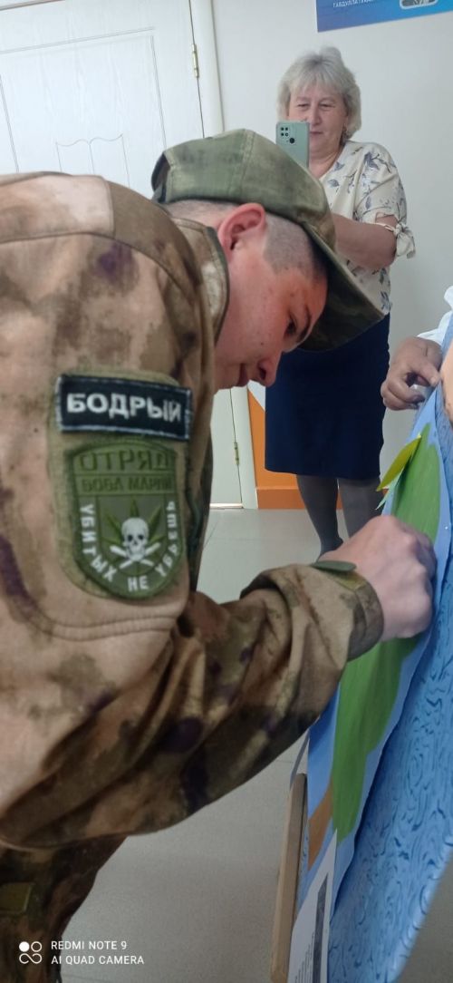 Кызыл Тау мәктәбе укучылары батыр якташлары белән тынычлык агачы төзеделәр