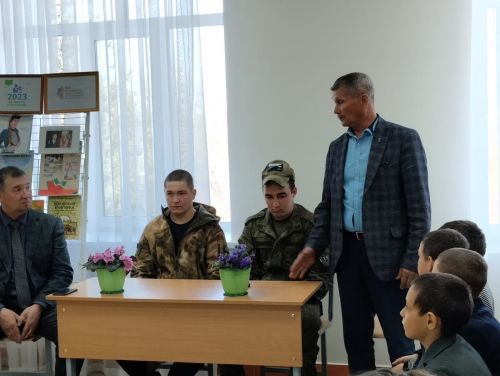 Кызыл Тау мәктәбе укучылары батыр якташлары белән тынычлык агачы төзеделәр