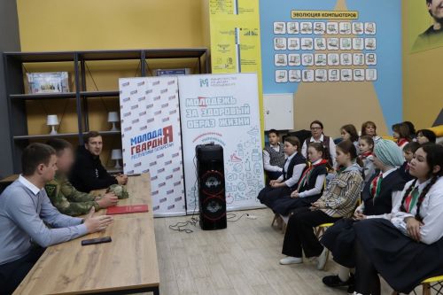 Апаста волонтерлар хәрби-контрактчы егет Салават Мингалиев белән очраштылар