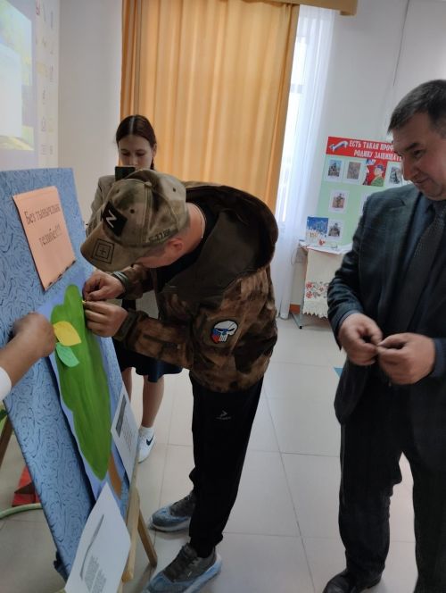 Кызыл Тау мәктәбе укучылары батыр якташлары белән тынычлык агачы төзеделәр