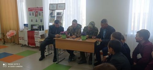 Кызыл Тау мәктәбе укучылары батыр якташлары белән тынычлык агачы төзеделәр