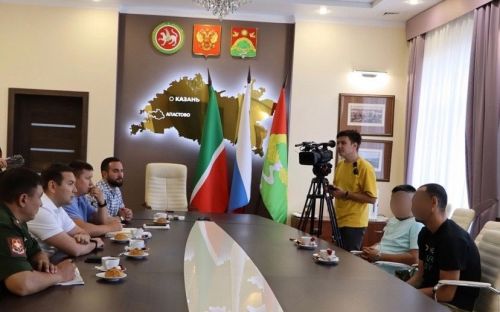 Апаста район башлыгы ялга кайткан хәрбиләр белән очрашты