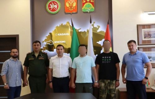 Апаста район башлыгы ялга кайткан хәрбиләр белән очрашты