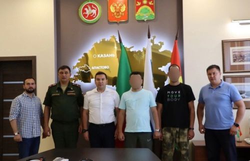 Апаста район башлыгы ялга кайткан хәрбиләр белән очрашты