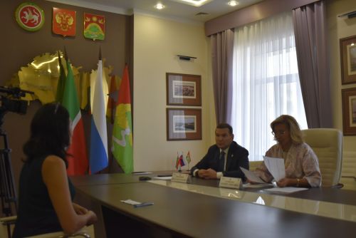 Апаста Татарстан Республикасы хезмәт, мәшгульлек һәм социаль яклау министры Эльмира Зарипова кабул итүләр уздырды