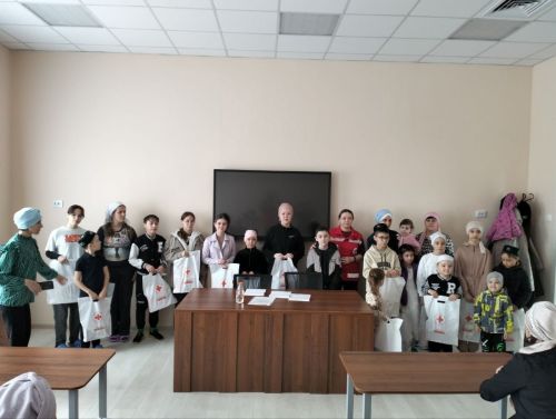 Апастовское местное отделение Российского Красного Креста при участии администрации района и поддержке Татарстанского регионального отделения РКК передало подарки детям семей мобилизованных