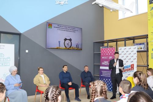 Район башлыгы Айрат Җиһаншин үз эш-шөгылен булдырган балалар белән очрашты