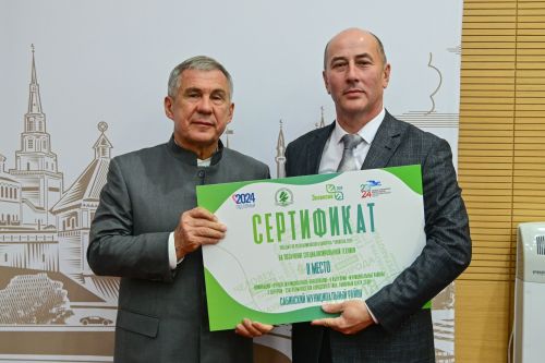 Рустам Минниханов наградил победителей «Эковесны» среди семей и муниципалитетов