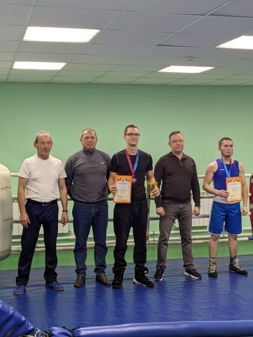 В зале бокса Апастовской спортивной школы, находящемся в Каратунской школе, прошел Открытый межрайонный турнир по боксу