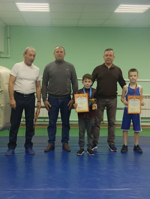В зале бокса Апастовской спортивной школы, находящемся в Каратунской школе, прошел Открытый межрайонный турнир по боксу