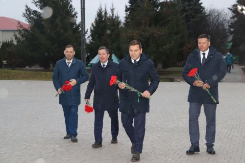 Апаста  “Билгесез солдат” һәйкәленә чәчәкләр салынды