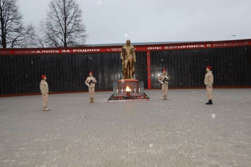 Апаста  “Билгесез солдат” һәйкәленә чәчәкләр салынды