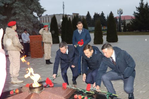 Апаста  “Билгесез солдат” һәйкәленә чәчәкләр салынды