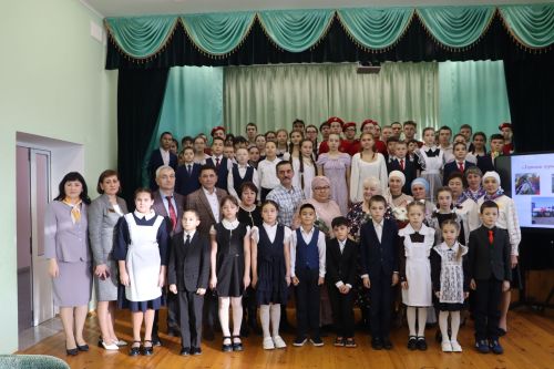 “Энекәш” китабы авторы Гөлүсә Закирова Борнаш мәктәбендә очрашуда катнашты