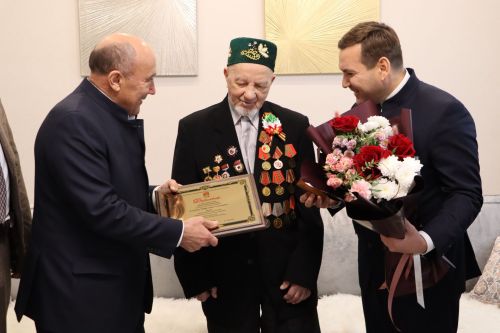 100-летний Ветеран Великой Отечественной войны Хайрутдин ага Салахов награжден юбилейной медалью «80 лет Победы в Великой Отечественной войне 1941-1945 гг.»
