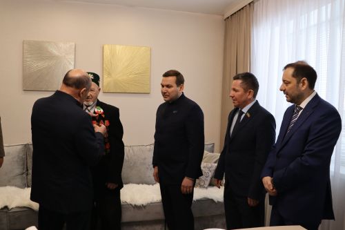 100-летний Ветеран Великой Отечественной войны Хайрутдин ага Салахов награжден юбилейной медалью «80 лет Победы в Великой Отечественной войне 1941-1945 гг.»