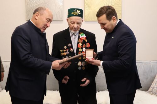 100-летний Ветеран Великой Отечественной войны Хайрутдин ага Салахов награжден юбилейной медалью «80 лет Победы в Великой Отечественной войне 1941-1945 гг.»