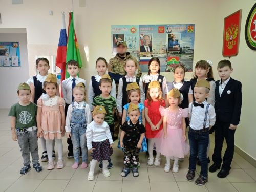 Иске Әнәле балалары хәрби егет белән очрашты
