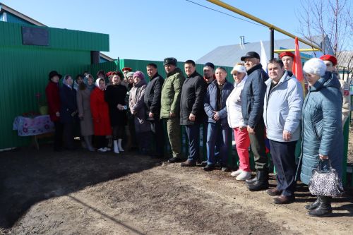 Махсус хәрби операциядә батырларча һәлак булган Риназ Нигъмәтҗанов яшәгән йорт капкасына истәлек тактасы куелды