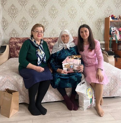 Тутайда яшәүче Галия апа Гыйззәтуллина Бөек Җиңүнең 80 еллыгы уңаеннан котлаулар кабул итте