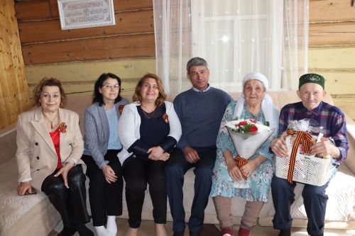 Районыбыз өлкәннәре якташыбыз, Апас районында туып-үскән шәхси эшмәкәр Ленар Яруллинның күчтәнәчләрен алдылар