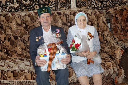 Районыбыз өлкәннәре якташыбыз, Апас районында туып-үскән шәхси эшмәкәр Ленар Яруллинның күчтәнәчләрен алдылар