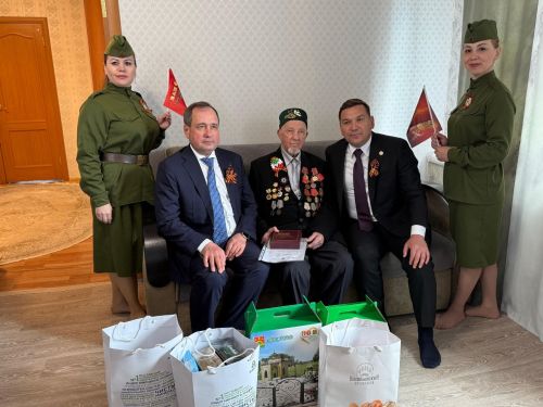 Бөек Ватан сугышы ветераны Хәйретдин ага Сәлахов Җиңү көне котлаулары кабул итте