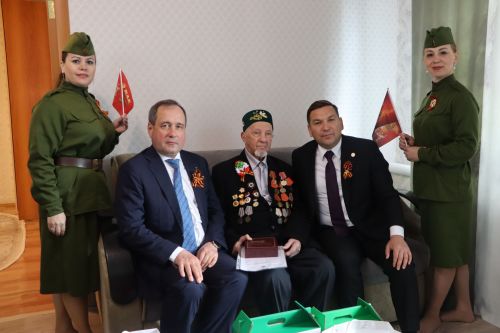Бөек Ватан сугышы ветераны Хәйретдин ага Сәлахов Җиңү көне котлаулары кабул итте