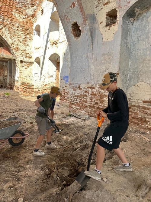 Жители района помогли физически и финансово в очистке Никольского храма в селе Ишеево