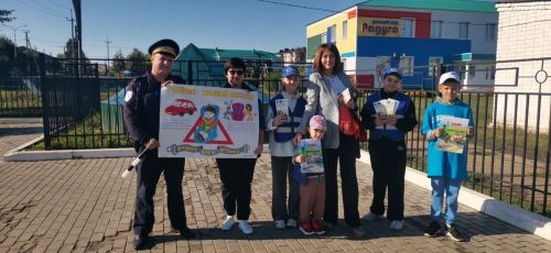 Сотрудники Госавтоинспекции по Апастовскому району и «Движение первых»  провели акцию «Ребенок – главный пассажир»