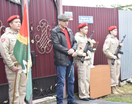 Апаста батыр егет Рөстәм Абдуллин яшәгән йортка истәлек тактасы куелды