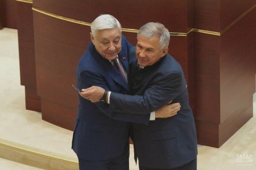 Рустам Минниханов и Асгат Сафаров поздравили Фарида Мухаметшина с получением ордена «За заслуги перед Отечеством» II степени