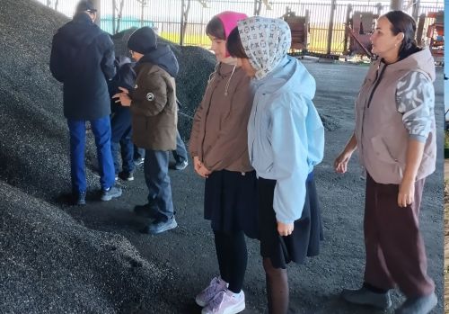 Кызыл-Тау мәктәбенең агрокласс укучылары авыл хуҗалыгы өлкәсе эшчәнлеге белән танышканнар