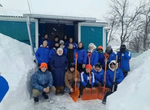 «Снежный десант» студентов аграрного колледжа помог с хозяйственными делами
