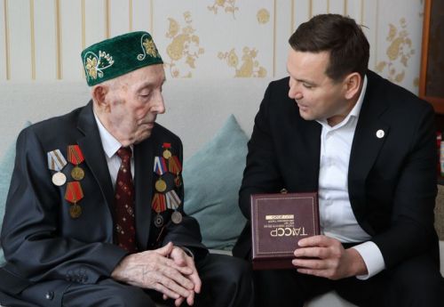 Карамасарда яшәүче Гыйлаҗ ага Миңнуллин 100 яшьлеген каршы алды
