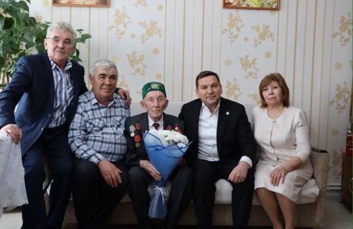 Карамасарда яшәүче Гыйлаҗ ага Миңнуллин 100 яшьлеген каршы алды