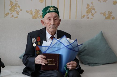 Карамасарда яшәүче Гыйлаҗ ага Миңнуллин 100 яшьлеген каршы алды