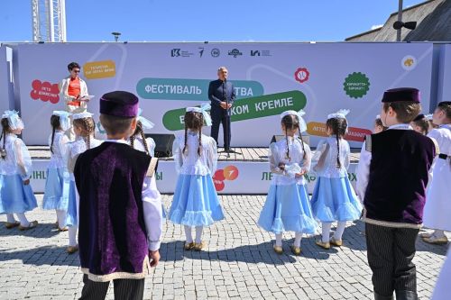 Хор Первых Апастовской школы выступил на сцене перед Раисом Татарстана