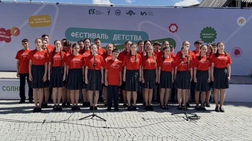 Хор Первых Апастовской школы выступил на сцене перед Раисом Татарстана