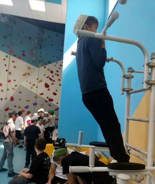 В подростковом клубе “Алга” прошёл мастер-класс по скалолазанию
