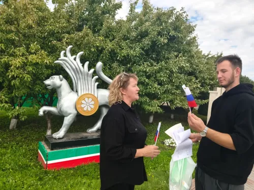 В Апастово прошла патриотическая акция в честь Дня государственного флага РФ