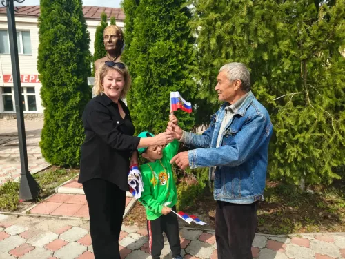 В Апастово прошла патриотическая акция в честь Дня государственного флага РФ