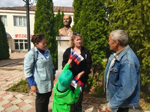 В Апастово прошла патриотическая акция в честь Дня государственного флага РФ